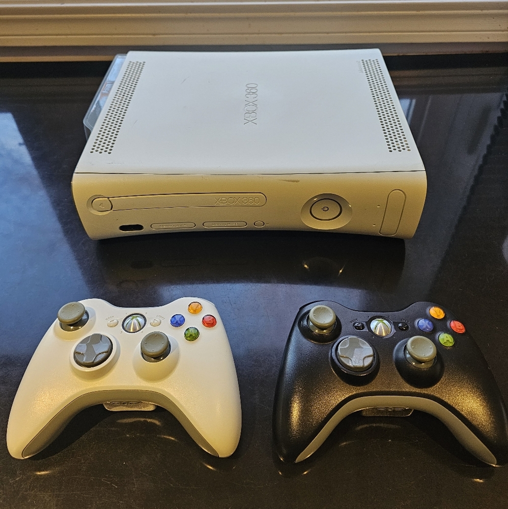 Xbox 360 60 GB HDD White with two controllers